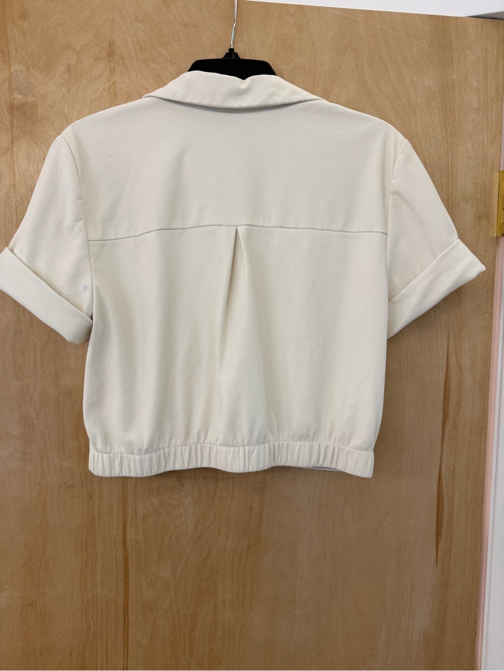 Alice + Olivia Leon Off White Vegan Leather Twist Front Crop Top - Picture 5 of 16